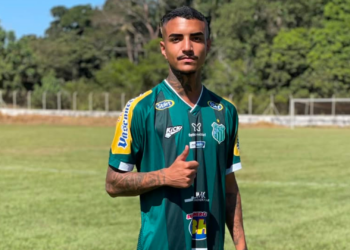 Ex-jogador que tatuou nome de Neymar no rosto teve carreira encerrada após lesão semelhante à do atacante
