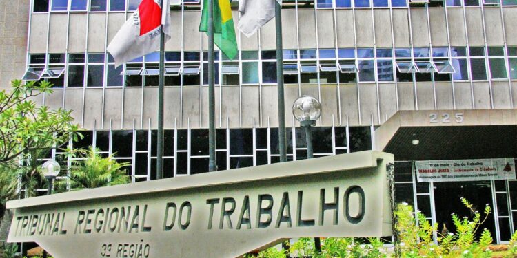 TRT-MG condena empresa a pagar R$ 20 mil por assédio moral e instalação de câmeras em vestiário em MG
