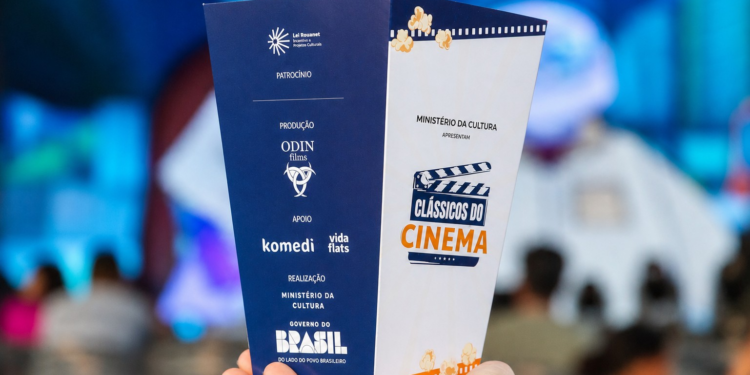 Projeto leva cinema ao ar livre e shows gratuitos a Governador Valadares e Ipatinga