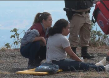Mulher jogada em penhasco pelo ex se escondeu da equipe de buscas por achar que agressor havia retornado