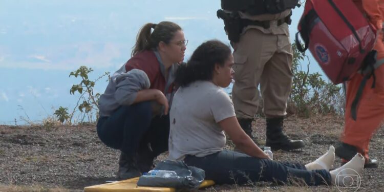 Mulher jogada em penhasco pelo ex se escondeu da equipe de buscas por achar que agressor havia retornado