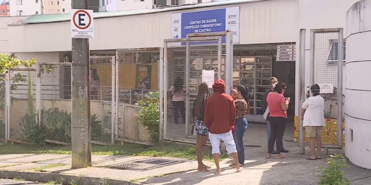 Centros de saúde de BH abrem neste sábado para vacinação contra a gripe; confira locais