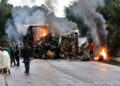 Ônibus e carreta pegam fogo após batida na BR-251 deixando mortos e feridos no Norte de MG