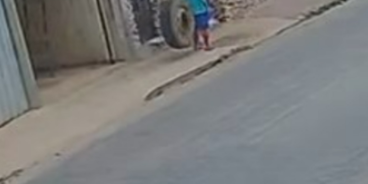VÍDEO: Roda se solta de caminhão e atinge em cheio idoso na calçada em MG