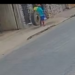 VÍDEO: Roda se solta de caminhão e atinge em cheio idoso na calçada em MG