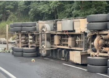 Carreta carregada de cerveja tomba na BR-040 e interdita trânsito em Oliveira Fortes; parte da carga foi saqueada