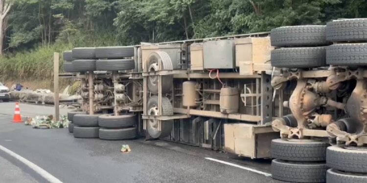 Carreta carregada de cerveja tomba na BR-040 e interdita trânsito em Oliveira Fortes; parte da carga foi saqueada