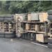 Carreta carregada de cerveja tomba na BR-040 e interdita trânsito em Oliveira Fortes; parte da carga foi saqueada