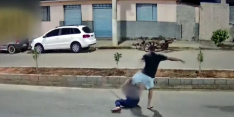 Homem é procurado após chutar cabeça de mulher durante briga em Muzambinho, MG