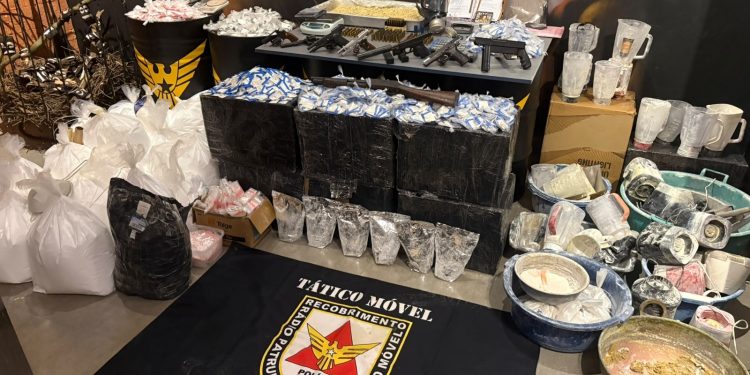 Arsenal e laboratório de refino de droga são encontrados durante cumprimento do mandado de prisão contra mulher em Uberaba